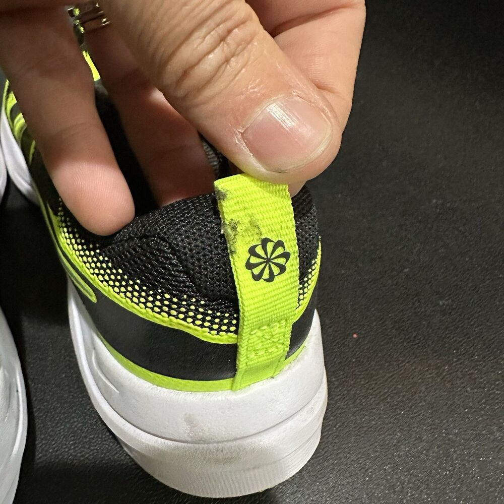 Nike Cosmic Runner PSV Kids Black Volt White Hook & Loop Low Top Sneaker 1Y - Picture 11 of 11